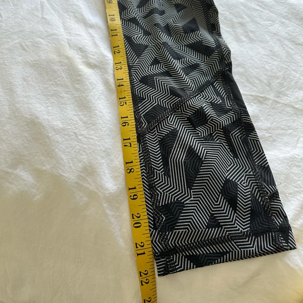 Lululemon Geometric Leggings, size 6 - Picture 9 of 10